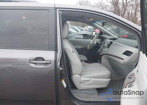 2011 Toyota Sienna Xle V6 z USA, uszkodzony, nr VIN 5TDYK3DC6BS021969